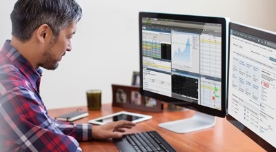 Man on computer
viewing Streetsmart Edge.